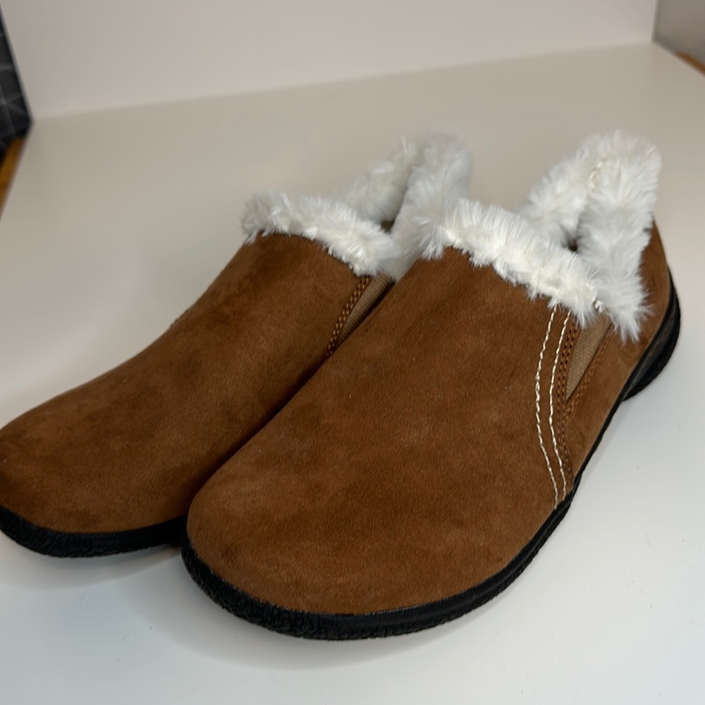 Khombu slip ons